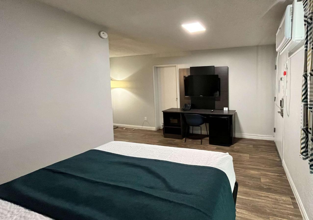 Motel 6 Las Vegas Nv Downtown Fremont St מראה חיצוני תמונה