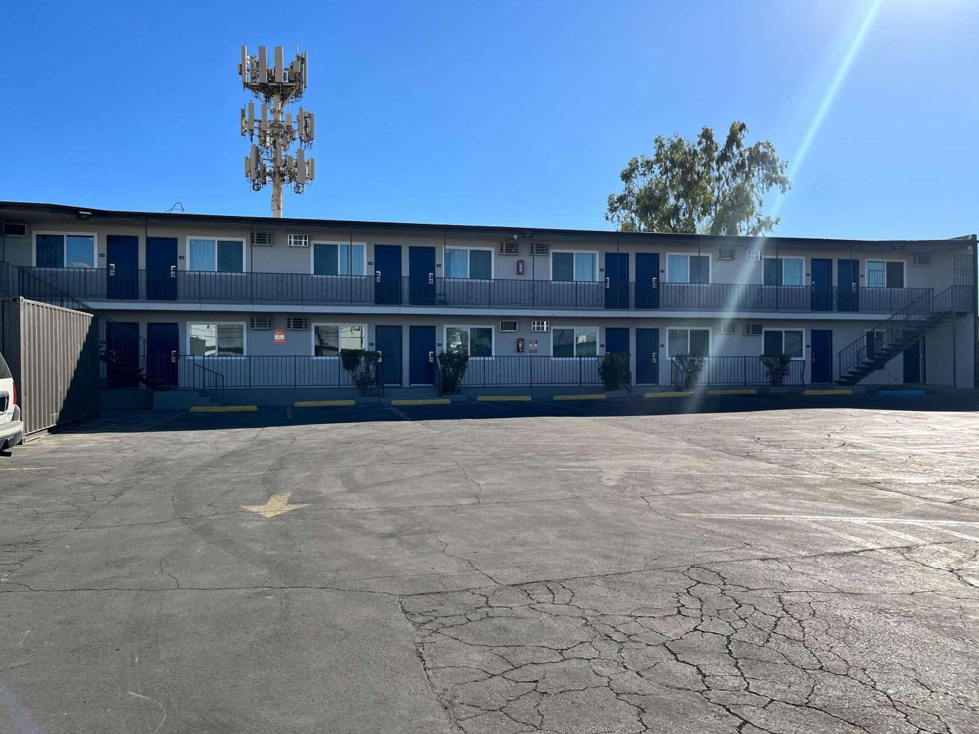 Motel 6 Las Vegas Nv Downtown Fremont St מראה חיצוני תמונה